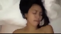 Женщина в темных колготках и стрингах онанирует пенис приятеля на кроватки