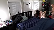 Подружка сует в попку студентки красивые пальцы на постели
